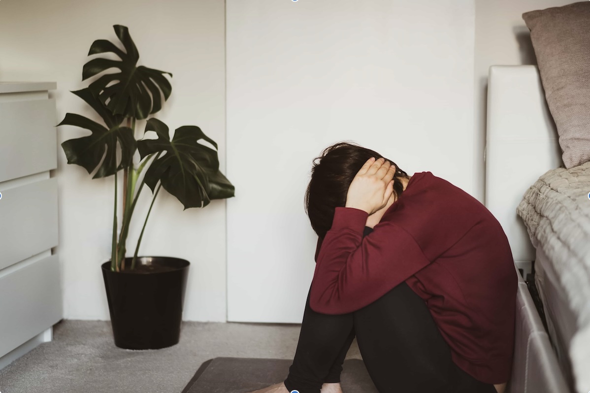 Jeune femme atteinte de troubles de la santé mentale